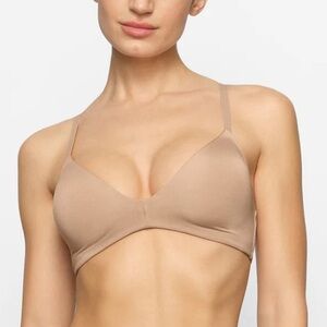 Skims T-SHIRT DEMI BRA
